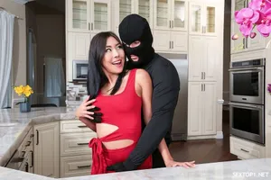 Brazzers - Sarah Jessie cố gắng đánh lạc hướng Zac Wild khỏi màn xuất tinh của anh ta bằng cách đưa con cặc khổng lồ của anh ta vào sâu trong lỗ đít xinh đẹp của cô ấy