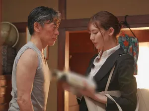 Gã chồng nấp dưới gầm giường nghe tiếng cô vợ... rên với thằng khác